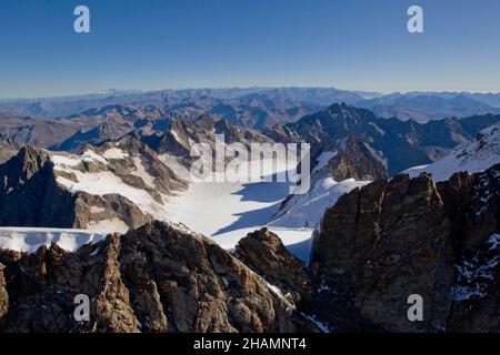 Département Hautes-Alpes (Obere Französische Alpen): Luftaufnahme des ÒGlacier BlancÓ (Weißer Gletscher) und des Ecrins-Massivs Stockfoto