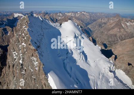 Département Hautes-Alpes (Oberfranzösische Alpen), Vallouise-Pelvoux: Luftaufnahme des Bergs „Barre des Ecrins“. Stockfoto