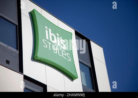 Logo von Ibis Styles an der Hotelfassade in Castelnaudary (Südfrankreich) Stockfoto