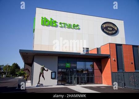 Außenansicht eines Ibis Styles Hotels in Castelnaudary (Südfrankreich) Stockfoto