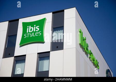 Logo von Ibis Styles an der Hotelfassade in Castelnaudary (Südfrankreich) Stockfoto