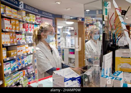 Apotheker hinter der Theke in einer Apotheke in Briancon (Französische Alpen, Südostfrankreich) Stockfoto