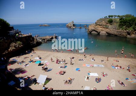 Biarritz : Strand von Port-Vieux (Alter Hafen) mit dem Rocher de la Vierge (Virgin’s Rock) im Hintergrund Stockfoto