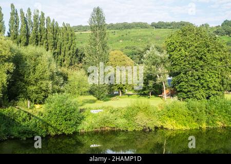 Huntsman Bridge,Huntsman Bridge Camping,Camp,Camping,site,gelegen,neben,River Wye,gelegen im Wye Valley Gebiet von außergewöhnlicher natürlicher Schönheit, befindet sich Huntsham Bridge Camping in einer atemberaubenden Lage am Ufer des Flusses Wye zwischen Goodrich und Symonds Yat. Unser Campingplatz liegt in Reichweite des Forest of Dean und vor der Haustür gibt es viel zu tun, einschließlich Kanufahren, Kajakfahren, Paddle Boarding, Wildschwimmen, Radfahren, Klettern und Wandern (Zugang zum Fluss vom Gelände). Geeignet für Zelte und kleine ‘VW’ große Wohnmobil, da es sich um einen kleinen, freundlichen Campingplatz handelt. Stockfoto