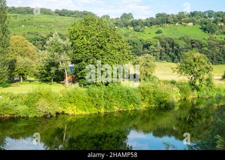 Huntsman Bridge,Huntsman Bridge Camping,Camp,Camping,site,gelegen,neben,River Wye,gelegen im Wye Valley Gebiet von außergewöhnlicher natürlicher Schönheit, befindet sich Huntsham Bridge Camping in einer atemberaubenden Lage am Ufer des Flusses Wye zwischen Goodrich und Symonds Yat. Unser Campingplatz liegt in Reichweite des Forest of Dean und vor der Haustür gibt es viel zu tun, einschließlich Kanufahren, Kajakfahren, Paddle Boarding, Wildschwimmen, Radfahren, Klettern und Wandern (Zugang zum Fluss vom Gelände). Geeignet für Zelte und kleine ‘VW’ große Wohnmobil, da es sich um einen kleinen, freundlichen Campingplatz handelt. Stockfoto