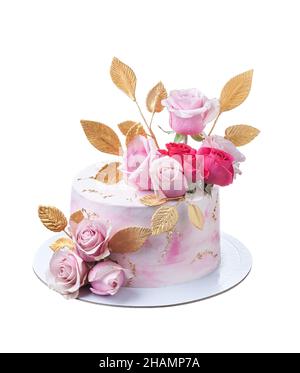 Zarte festliche rosa Torte mit Rosenblüten verziert mit goldenen Blättern. Isoliert auf weißem Hintergrund. Stockfoto