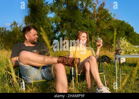Glückliches Ehepaar mittleren Alters, das sich im Freien, in der Natur, ausruhte Stockfoto