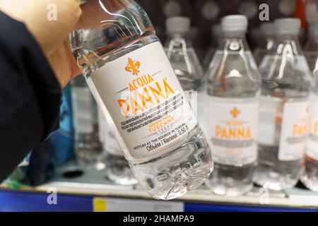 Tjumen, Russland-02. Dezember 2021: Acqua Panna, italienische Marke für Flaschenwasser und eine der weltweit größten Marken für Flaschenwasser Stockfoto
