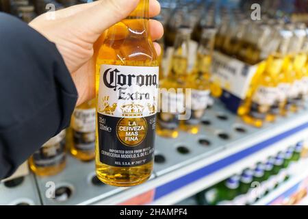 Tjumen, Russland-02. Dezember 2021: Corona Extra, eines der meistverkauften Biere weltweit, ist ein blasses Lagerbier. Verkauf in einem Hypermarkt Stockfoto