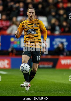 Adam May von Cambridge United in Aktion während des Sky Bet League One-Spiels im Londoner Valley. Bilddatum: Samstag, 11. Dezember 2021. Stockfoto