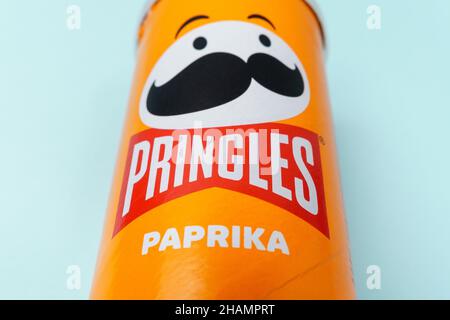 Tjumen, Russland-08. Dezember 2021: Pringles ist eine Marke von Kartoffelchips im Besitz von Kellogg. Stockfoto