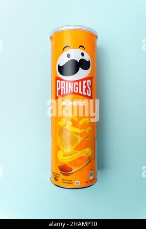 Tjumen, Russland-08. Dezember 2021: Pringles chips Paprika. Im Besitz der Kellogg Company. Stockfoto