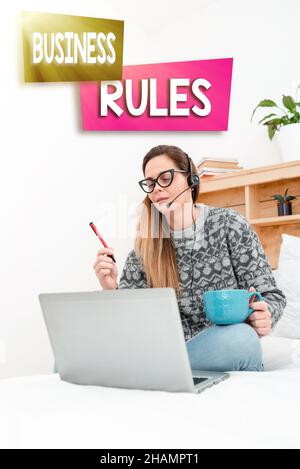 Konzeptionelle Anzeige von Geschäftsregeln. Wort geschrieben auf den Prinzipien, die die Unternehmen s bestimmen, ist Aktivitäten Schriftsteller Erstellen neuer Roman, Professor Stockfoto