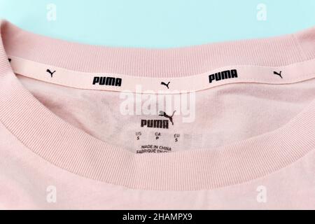 Tyumen, Russland-08. Dezember 2021: Markenlogo des Sportartikelherstellers PUMA close up. Stockfoto