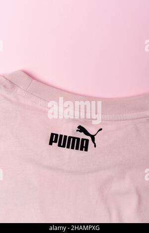 Tyumen, Russland-08. Dezember 2021: Markenlogo des Sportartikelherstellers PUMA close up. Stockfoto