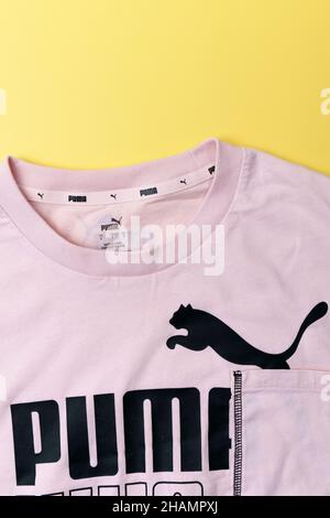 Tyumen, Russland-08. Dezember 2021: Markenlogo des Sportartikelherstellers PUMA close up. Stockfoto