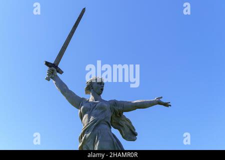 Wolgograd, Russland-16. September 2021: Die Skulptur Mutterland auf dem Gipfel von Mamajew Kurgan. Stockfoto