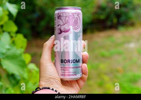 Volzhsky, Russland-25. September 2021: Borjomi in einer Blechdose mit Kirsche und Granatapfel ohne Zucker selektiven Fokus. Borjomi kohlensäurehaltiges Erfrischungsgetränk, mi Stockfoto