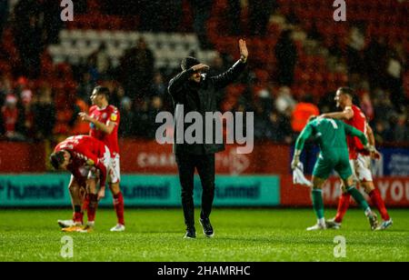 Charlton Athletic Caretaker Manager Johnnie Jackson applaudiert die Fans während des Sky Bet League One-Spiels im Londoner Valley zu Vollzeit. Bilddatum: Samstag, 11. Dezember 2021. Stockfoto