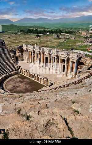 Das römische Theater von Herapolis, Pamukkale, Türkei. Das römische Theater wurde unter der Herrschaft Hadrians über einem früheren griechischen Theater rekonstruiert Stockfoto