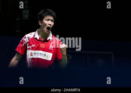 Huelva, Spanien. 14th Dez 2021. Li Shifeng aus China reagiert während des Einzel-Zweitrundenmatches der Männer gegen Srikanth Kidambi aus Indien bei den BWF-Weltmeisterschaften 2021 in Huelva, Spanien, am 14. Dezember 2021. Quelle: Zhang Cheng/Xinhua/Alamy Live News Stockfoto