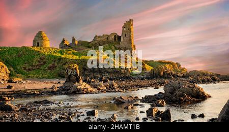 Dunure Castle umgeben vom Meer während des Sonnenaufgangs in Schottland Stockfoto
