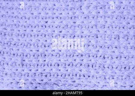 Pullover oder Schal Muster aus weißem Strickstoff Textur in sehr peri trendigen Farbe des Jahres 2022. Hintergrund. Farbe des Jahres 2022. Stockfoto