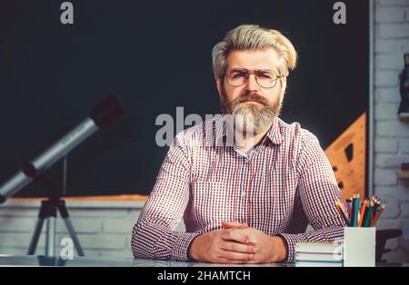 Mathe s Lehrer erklärt arithmetische Summen zu Grundkindern. Stockfoto