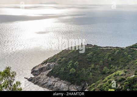 Wachturm auf der Insel Gorgona mit der Insel Capraia im Hintergrund, Livorno, Italien Stockfoto