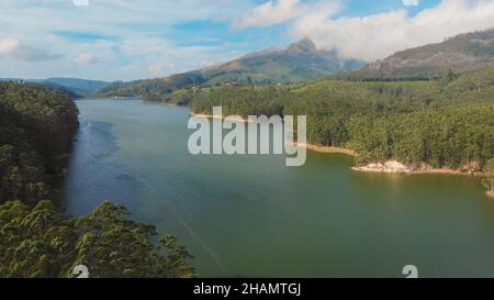 Luftaufnahme schöne Natur mit Bergen und Hügeln am See Mattupetty. Kerala In der Nähe der Stadt Munar. Stockfoto