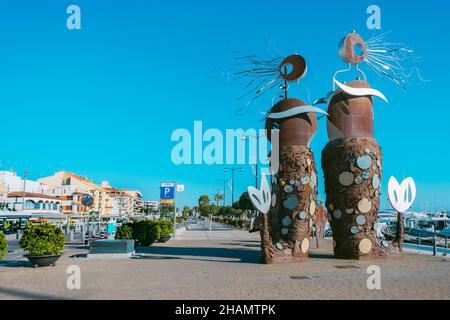 Cambrils, Spanien - 19. November 2021: Blick über die Promenade im Hafen von Cambrils, Spanien, mit der Skulptur 'en el Pla de les Serenes', Stockfoto