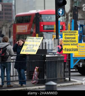 Parliament Square, London, Großbritannien. 14. Dezember 2021. Demonstranten auf dem Parliament Square halten Covid Omicron und Impfpass-Plakate am Tag, an dem die Abgeordneten über die Covid-Beschränkungen des Plans B im Parlament abstimmen. Quelle: Malcolm Park/Alamy Live News Stockfoto