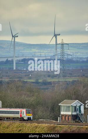 Frodsham Nahverkehrszug Transport für Wales Klasse 175 aus dem Bahnhof vorbei an Frodsham Signalbox Stockfoto