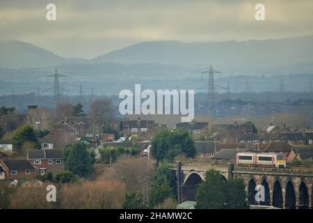 Frodsham Nahverkehrszug Transport für Wales der Klasse 158, der den Bahnhof verlässt und das denkmalgeschützte Viadukt der Klasse II überquert Stockfoto