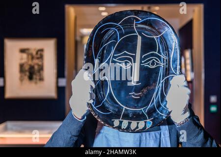 London, Großbritannien. 14th Dez 2021. Pablo Picasso, Visage de Femme, est £15.000-20.000 - Vorschau von Bonhams Prints und Multiples Sale in der Bonhams New Bond Street, London. Der Verkauf findet am 8th. Dezember statt. Kredit: Guy Bell/Alamy Live Nachrichten Stockfoto