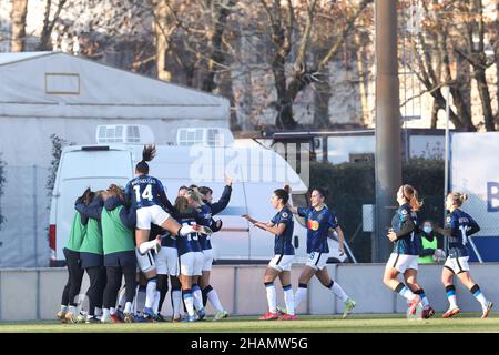 Mailand, Italien. 5th Dez 2021. Italien, Mailand, 5 2021. dezember: Ajara Nchout (Inter-Stürmerin) feiert mit Teamkollegen das 2-0-Tor bei 27' während des Fußballspiels AC MILAN gegen FC INTER, Women Serie A 2021-2022 day10, Vismara Center (Bildquelle: © Fabrizio Andrea Bertani/Pacific Press via ZUMA Press Wire) Stockfoto