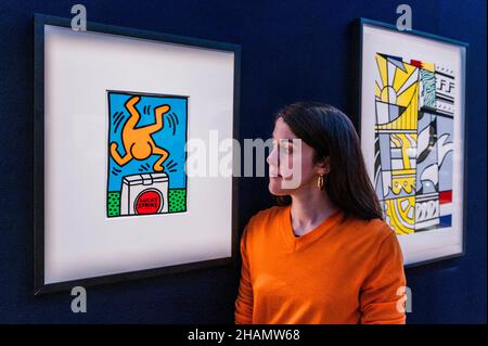 London, Großbritannien. 14th Dez 2021. Keith Haring Lucky Strike, £8.000-12.000, mit Roy Lichtenstein, Bicentennial Print, from America: The Third Century Portfolio, est £7.000 -10.000 - Preview of Bonhams Prints and Multiples Sale at Bonhams New Bond Street, London. Der Verkauf findet am 8th. Dezember statt. Kredit: Guy Bell/Alamy Live Nachrichten Stockfoto