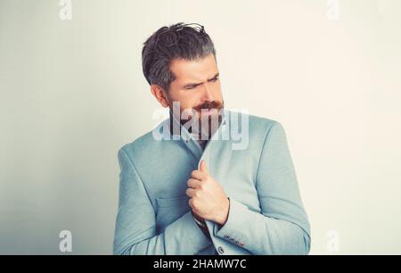 Der bärtige Mann des Unternehmens fühlte die Kälte. Stockfoto