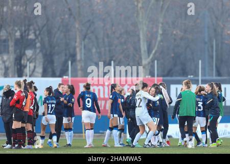 Mailand, Italien. 5th Dez 2021. Italien, Mailand, 5 2021. dezember: die Spieler des fc Inter umarmen und feiern den Sieg am Ende des Fußballspiels AC MILAN gegen FC INTER, Women Serie A 2021-2022 day10, Vismara Center (Bild: © Fabrizio Andrea Bertani/Pacific Press via ZUMA Press Wire) Stockfoto