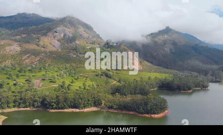 Luftaufnahme schöne Natur mit Bergen und Hügeln am See Mattupetty. Kerala In der Nähe der Stadt Munar. Stockfoto