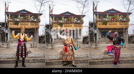 (211214) -- LHASA, 14. Dezember 2021 (Xinhua) -- Combo-Foto vom 25. November 2021 zeigt drei Schauspieler der Tibetischen Oper, die in der Stadt Zhentang in Xigaze, der autonomen Region Tibet im Südwesten Chinas, für Bilder posieren. Tief im Himalaya gelegen, ist eine kleine Stadt namens Zhentang im tibetischen Dinggye County eine der Siedlungen für den Sherpa. Die Grenzstadt hat eine durchschnittliche Höhe von 2.000 Metern. In den letzten Jahren haben sich in Zhentang große Veränderungen ergeben. Eine Reihe von Infrastrukturprojekten wurden in Betrieb genommen. Außerdem konzentriert sich Zhentang auch auf die Entwicklung des grenzüberschreitenden Handels, aquacultu Stockfoto