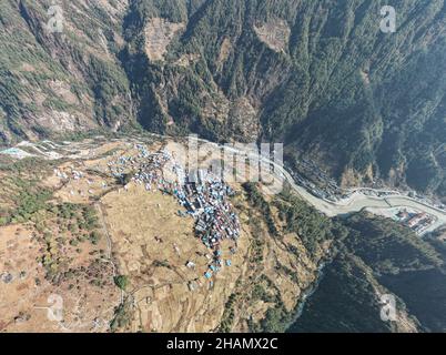 (211214) -- LHASA, 14. Dezember 2021 (Xinhua) -- Luftfoto vom 27. November 2021 zeigt die Ansicht der Stadt Zhentang in Xigaze, der autonomen Region Tibet im Südwesten Chinas. Tief im Himalaya gelegen, ist eine kleine Stadt namens Zhentang im tibetischen Dinggye County eine der Siedlungen für den Sherpa. Die Grenzstadt hat eine durchschnittliche Höhe von 2.000 Metern. In den letzten Jahren haben sich in Zhentang große Veränderungen ergeben. Eine Reihe von Infrastrukturprojekten wurden in Betrieb genommen. Darüber hinaus konzentriert sich Zhentang auch auf die Entwicklung des grenzüberschreitenden Handels, der Aquakultur, des Tourismus und der Verarbeitungsindustrie Stockfoto