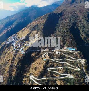 (211214) -- LHASA, 14. Dezember 2021 (Xinhua) -- Luftfoto vom 27. November 2021 zeigt die Ansicht der Stadt Zhentang in Xigaze, der autonomen Region Tibet im Südwesten Chinas. Tief im Himalaya gelegen, ist eine kleine Stadt namens Zhentang im tibetischen Dinggye County eine der Siedlungen für den Sherpa. Die Grenzstadt hat eine durchschnittliche Höhe von 2.000 Metern. In den letzten Jahren haben sich in Zhentang große Veränderungen ergeben. Eine Reihe von Infrastrukturprojekten wurden in Betrieb genommen. Darüber hinaus konzentriert sich Zhentang auch auf die Entwicklung des grenzüberschreitenden Handels, der Aquakultur, des Tourismus und der Verarbeitungsindustrie Stockfoto