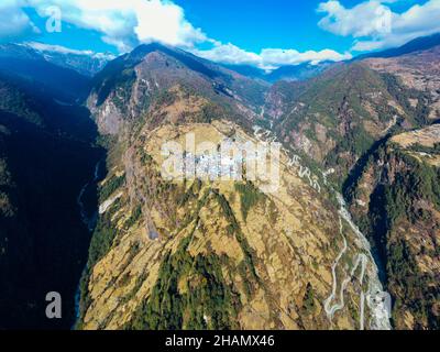 (211214) -- LHASA, 14. Dezember 2021 (Xinhua) -- Luftfoto vom 27. November 2021 zeigt die Ansicht der Stadt Zhentang in Xigaze, der autonomen Region Tibet im Südwesten Chinas. Tief im Himalaya gelegen, ist eine kleine Stadt namens Zhentang im tibetischen Dinggye County eine der Siedlungen für den Sherpa. Die Grenzstadt hat eine durchschnittliche Höhe von 2.000 Metern. In den letzten Jahren haben sich in Zhentang große Veränderungen ergeben. Eine Reihe von Infrastrukturprojekten wurden in Betrieb genommen. Darüber hinaus konzentriert sich Zhentang auch auf die Entwicklung des grenzüberschreitenden Handels, der Aquakultur, des Tourismus und der Verarbeitungsindustrie Stockfoto