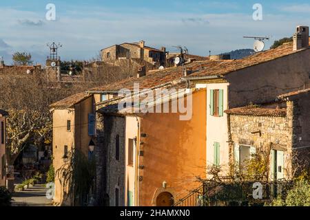 Tourtour, Frankreich. Tourtour wurde von der Vereinigung Les Plus Beaux Villages de France in die Liste der schönsten Dörfer Frankreichs aufgenommen Stockfoto