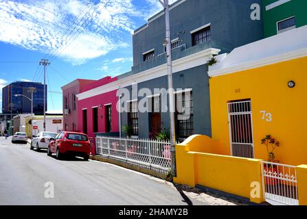 Bo-Kaap District, Cape Town, Südafrika - 14 December 2021 : markante helle Häuser im bo-kaap District von Kapstadt, Südafrika Stockfoto