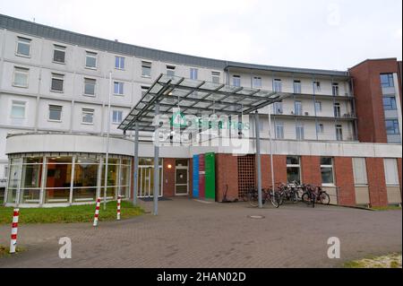 Bad Oldesloe, Deutschland. 13th Dez 2021. Der Eingangsbereich der Asklepios Klinik Bad Oldesloe. Quelle: Jonas Walzberg/dpa/Alamy Live News Stockfoto