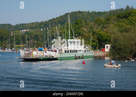 Lake Windermere Autofähre, Blick im Sommer auf die Lake Windermere Autofähre, die kurz vor der Abfahrt vom Ostufer des Sees, Cumbria, England, Großbritannien, steht Stockfoto