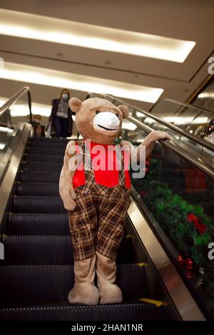 teddybär auf der Rolltreppe im Einkaufszentrum Stockfoto