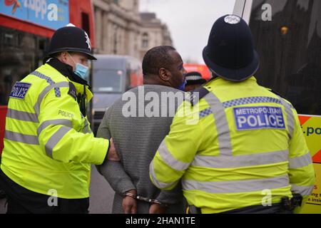 London, Großbritannien. 14th Dez 2021. Ein Mann, der angeblich bis zum Haupteingang des Wagentors zum Parlamentsgebäude gefahren ist, wurde am Tatort verhaftet. Quelle: Thomas Krych/Alamy Live News Stockfoto